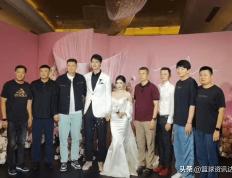 曝王哲林结婚照合影！王太太超美丽，3主教练+众国手助阵，待遇满满