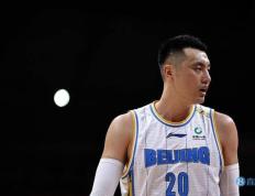 CBA | 翟晓川未随队出征季前赛 受伤脚踝已渐渐消肿！翟晓川