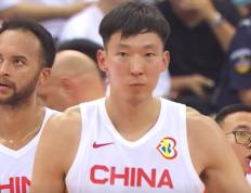 美国男子篮球联赛NBA后卫传给美国男子篮球联赛NBA锋线，中国男子篮球咋防？镜头马上给到姚明和杜锋