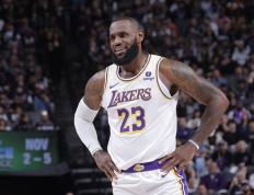 NBA常规赛新闻: 詹姆斯事业生涯首秀20星期年 湖人外线失准加时不敌国王