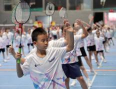 免费学打羽毛球对决，粤港澳大湾区羽毛球对决青少年公益培训常态化课程开课 